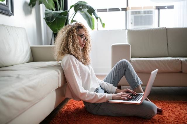 Formas de ganar dinero desde casa en línea